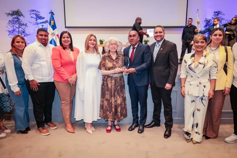 Director del Departamento Aeroportuario, Víctor Pichardo, recibiendo el reconocimiento de la DIGEIG de manos de Milagros Ortiz Bosch.