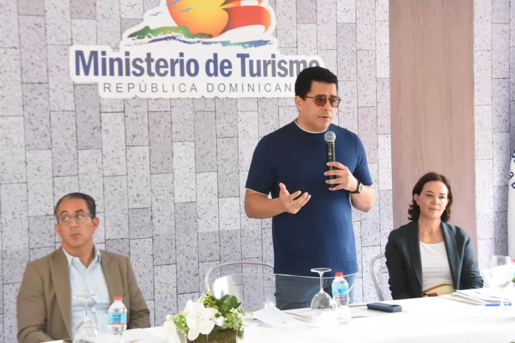 Ministro de Turismo David Collado y Nathalie Alvarado (BID) en la reapertura de las calles 19 de Marzo y Hostos en la Ciudad Colonial.