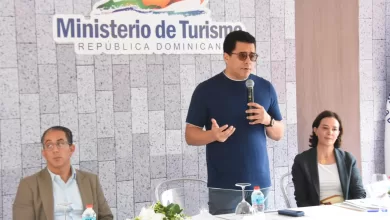 Ministro de Turismo David Collado y Nathalie Alvarado (BID) en la reapertura de las calles 19 de Marzo y Hostos en la Ciudad Colonial.