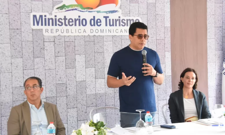 Ministro de Turismo David Collado y Nathalie Alvarado (BID) en la reapertura de las calles 19 de Marzo y Hostos en la Ciudad Colonial.