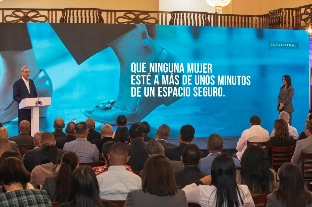 El presidente Luis Abinader y la ministra Faride Raful en el lanzamiento de la iniciativa Puntos VIDA.