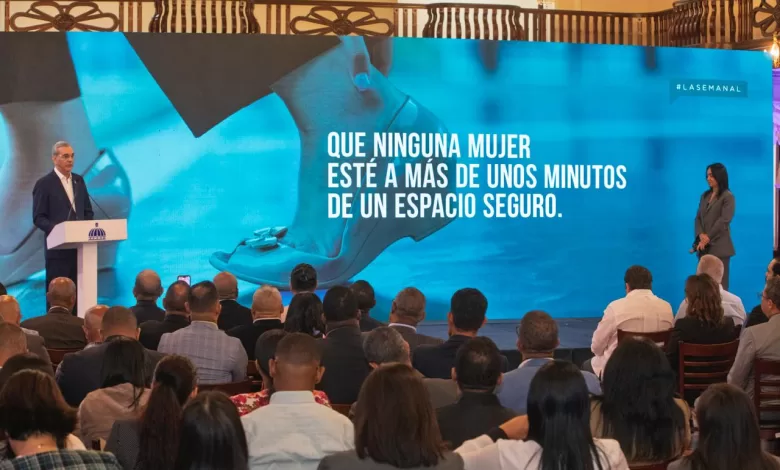 El presidente Luis Abinader y la ministra Faride Raful en el lanzamiento de la iniciativa Puntos VIDA.