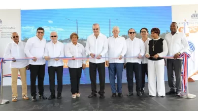Presidente Luis Abinader cortando la cinta inaugural de la fase final de la Avenida Ecológica en Boca Chica.