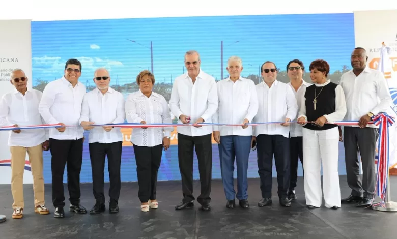 Presidente Luis Abinader cortando la cinta inaugural de la fase final de la Avenida Ecológica en Boca Chica.