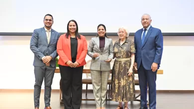 Subdirectora general del IDAC, Paola Aimée Plá Puello, recibiendo el reconocimiento de la DIGEIG de manos de Milagros Ortiz Bosch.