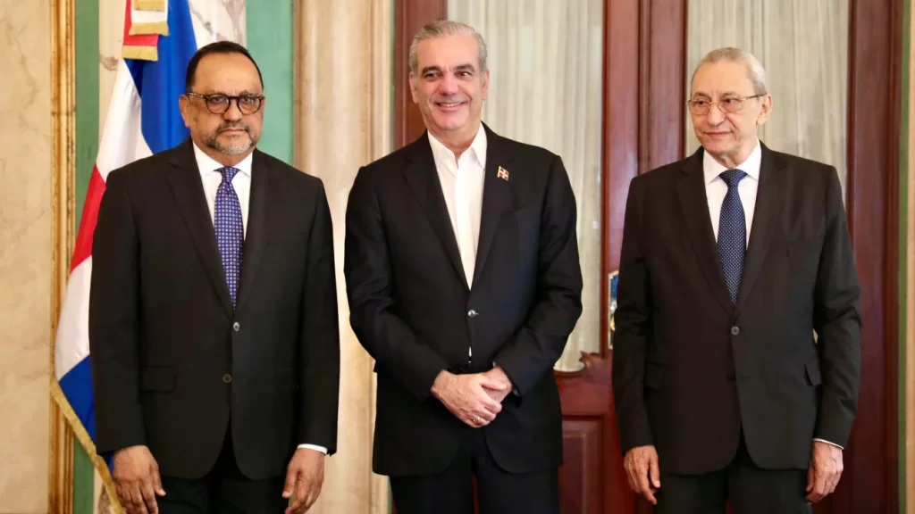 Presidente Luis Abinader juramentando a Antoliano Peralta Romero y Jorge Subero Isa en el Salón de Embajadores.