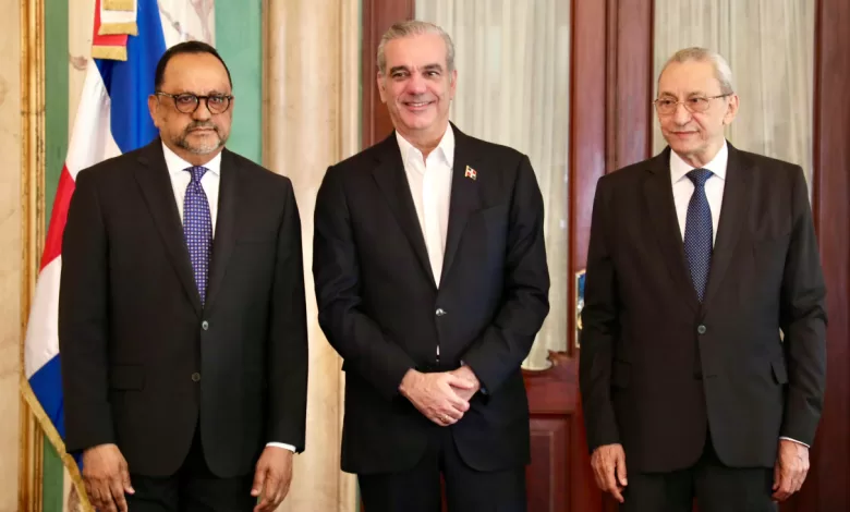 Presidente Luis Abinader juramentando a Antoliano Peralta Romero y Jorge Subero Isa en el Salón de Embajadores.