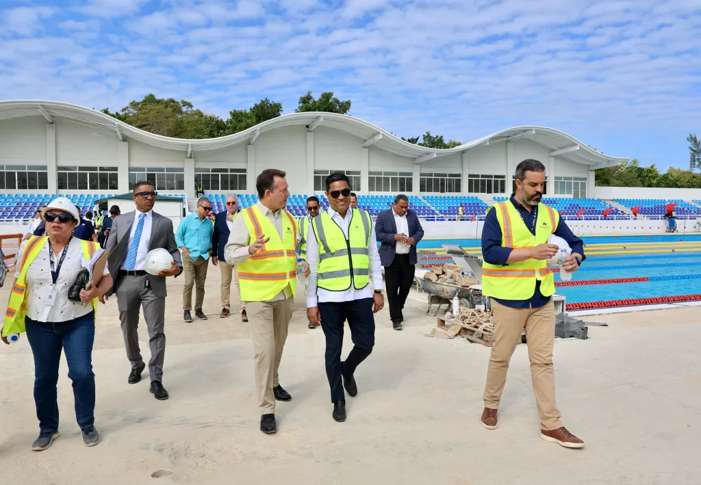 Inspección técnica de instalaciones deportivas para los Juegos Centroamericanos 2026 por ministros dominicanos.