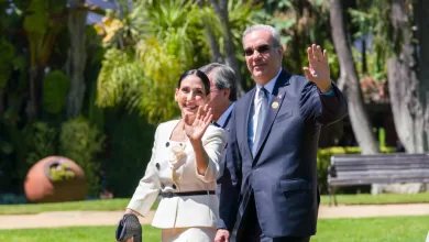 Presidente Luis Abinader y Raquel Arbaje en el Aeropuerto de Santiago de Chile.
