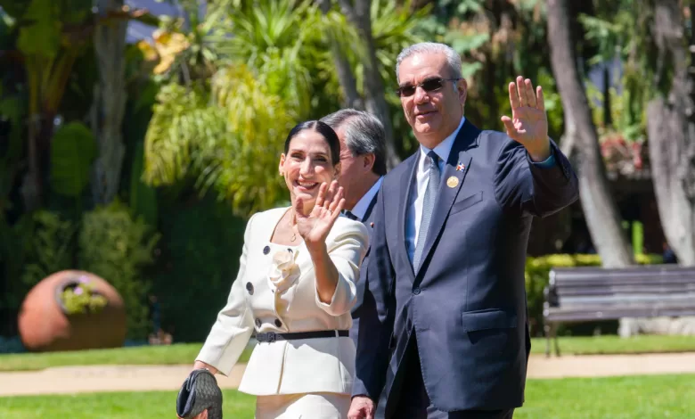 Presidente Luis Abinader y Raquel Arbaje en el Aeropuerto de Santiago de Chile.