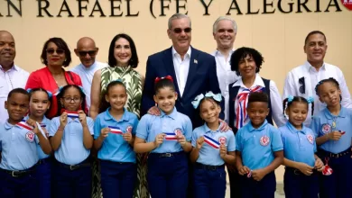 Presidente Luis Abinader y estudiantes en la inauguración de la Escuela San Rafael en Los Guandules.