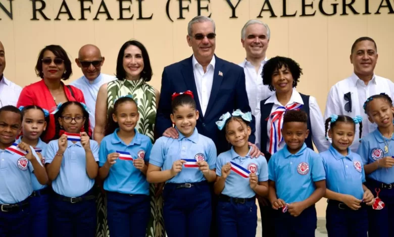 Presidente Luis Abinader y estudiantes en la inauguración de la Escuela San Rafael en Los Guandules.